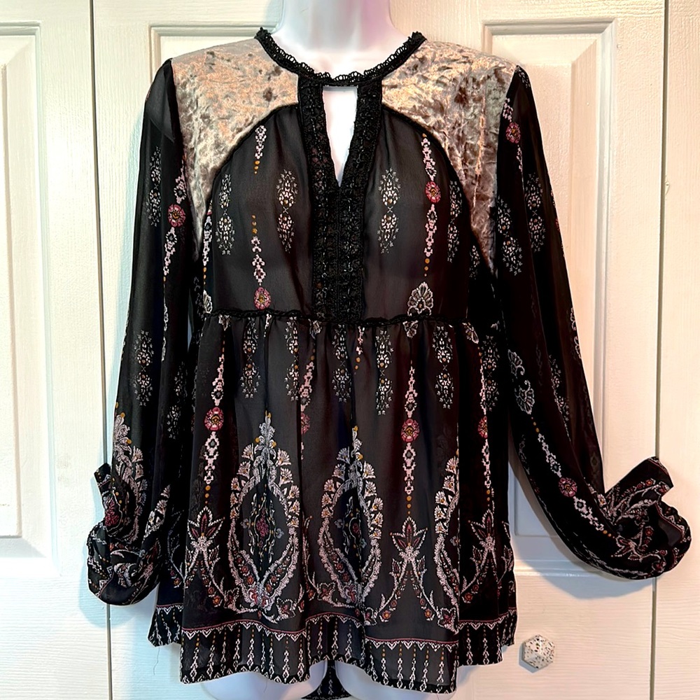 Knox Rose Black Long Sleeve Velvet and Purple Paisley prying size M.